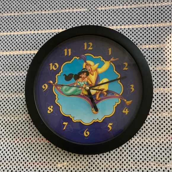 Vintage 90s Disney’s Aladdin & Princess Jasmine Black Rimmed Wall Clock Working! - Picture 2 of 4